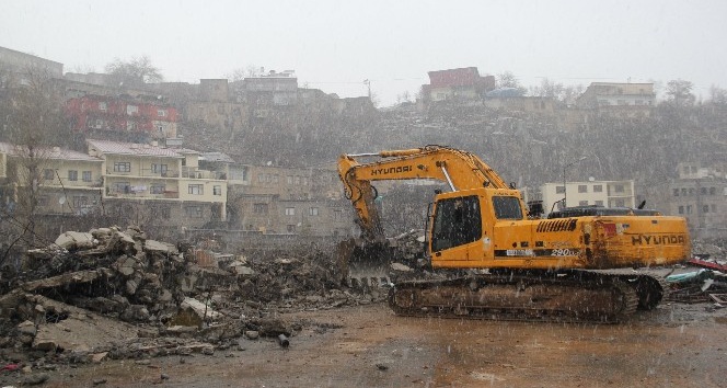 Bitlis Belediyesinden yıkım çalışması