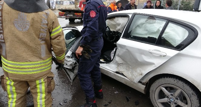 Pendik’te lüks otomobiller birbirine girdi: 2 yaralı