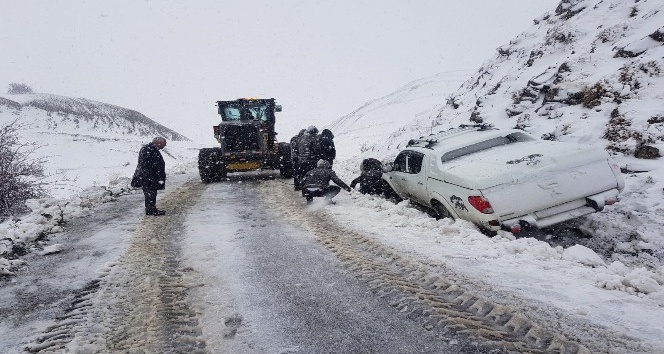 Bingöl’de kar yağışı etkili oldu, kara saplanan araç kurtarıldı