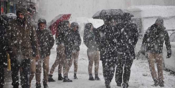 Lapa lapa kar yadı! Her yer beyaza büründü...