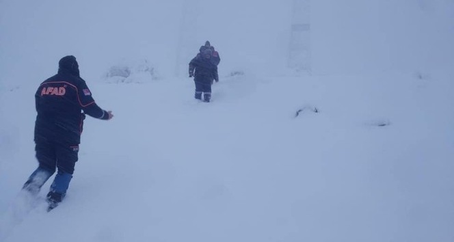 Dağlık alanda kar ve sisten mahsur kalan işçileri AFAD kurtardı