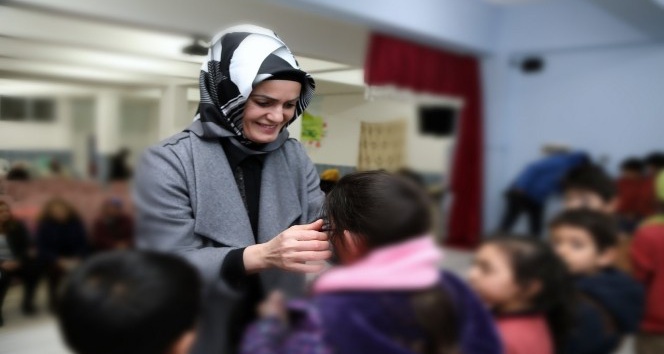 Melek Arı ve gönüllü kadınlar çocuklar üşümesin diye ördü