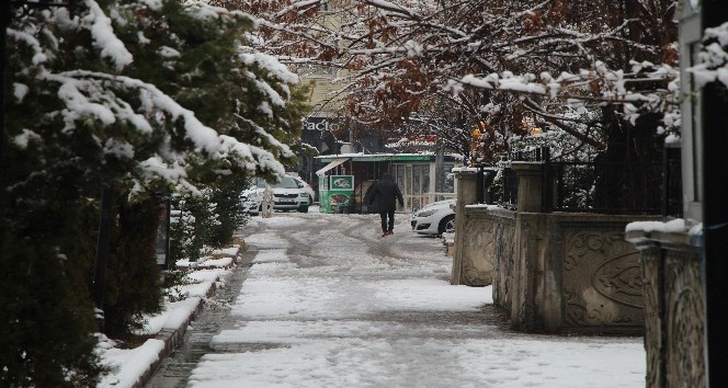 Bingöl’de kar etkili oldu, 92 köy yolu ulaşıma kapandı