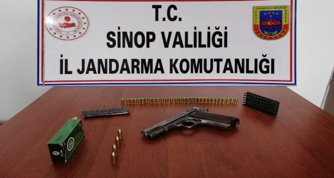 Sinop’ta iki araçta ruhsatsız silah ve uyuşturucu ele geçirildi