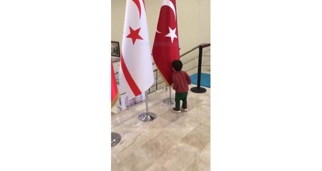 Minik Kerem onlarca bayrağın arasında Türk Bayrağına koşup öptü