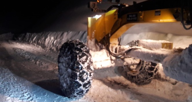 Siirt’te kar yolları kapattı, 2 yaşındaki bebek ekiplerce kurtarıldı
