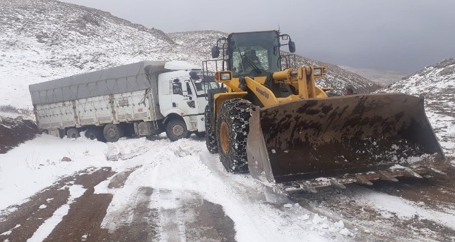 Siirt’te 18 köy yolu ulaşıma açıldı, mahsur kalan araçlar kurtarıldı