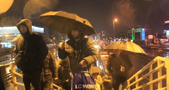 İstanbul’da yağmur etkisini gösterdi
