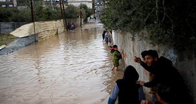 Gazze Şeridi&#039;nde cadde ve sokaklar sular altında