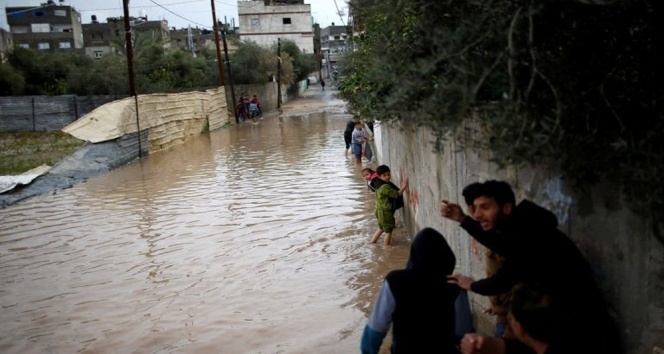Gazze Şeridi’nde cadde ve sokaklar sular altında