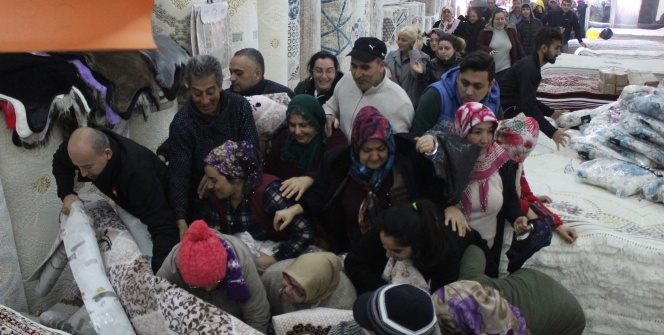 Bedava halı ve paspas için birbirlerini ezdiler