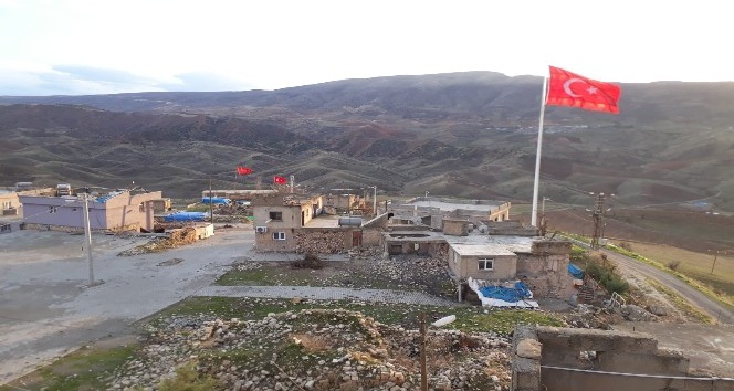 Köylüler, dev Türk bayrağını köyün en tepesinde dalgalandırdı