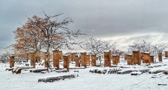 Tarihi Mezarlıkta Kış Güzelliği