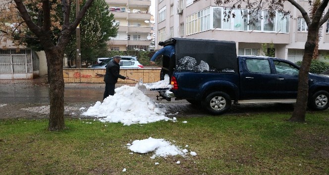 Kahramanmaraş’ta emekli bir vatandaş, çocuklar oynasın diye dağdan kar getirdi