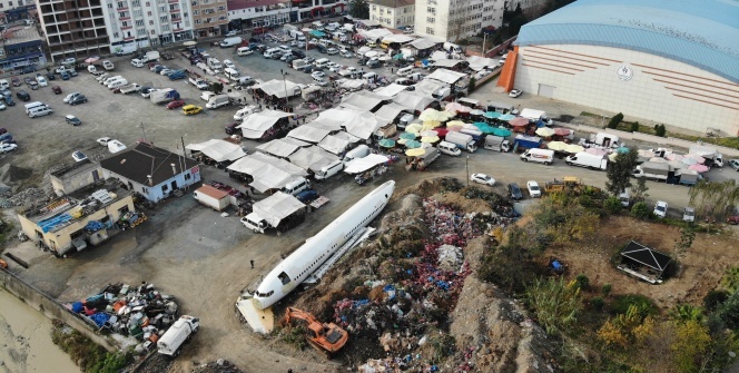 Pistten çıkan uçak, bir ilçenin başına dert oldu!
