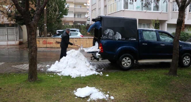 Kahramanmaraş’ta emekli bir vatandaş, çocuklar oynasın diye dağdan kar getirdi