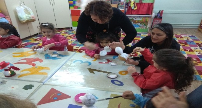 Ayvalık’ta HEM Kursiyerleri yılbaşında minik öğrencileri sevindirdi