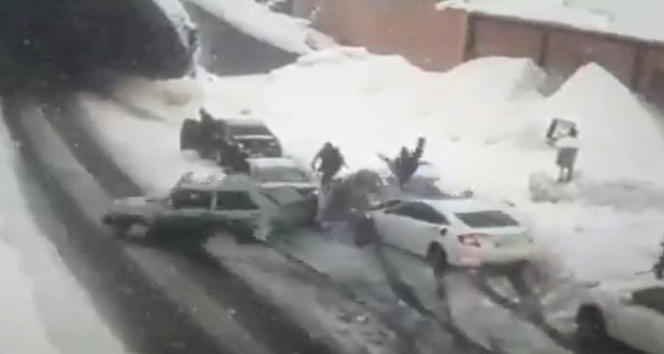Karlı yolda 9 otomobil birbirine girdi: 3 yaralı