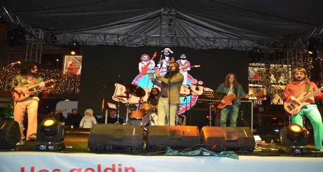 İzmit 2020’ye Retrobüs konseriyle girdi