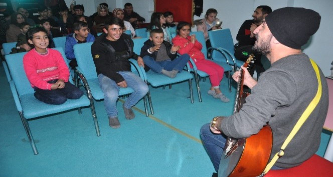 Yüksekova’da engelli öğrencilere mini konser