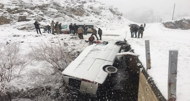 Yolcu minibüsü şarampole yuvarlandı: 5 yaralı