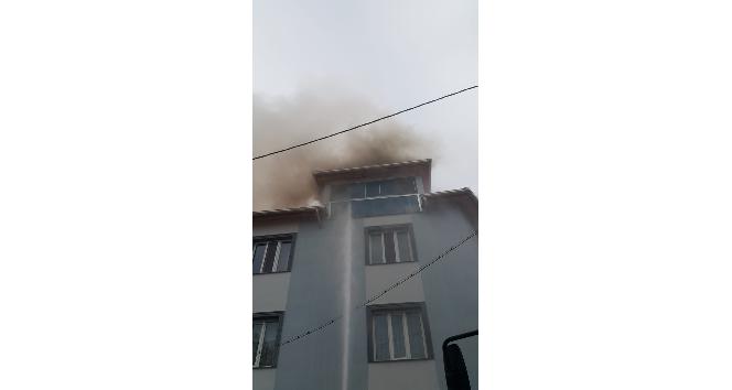 Uşak’ta 3 katlı binada çatı yangını