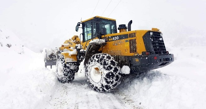 Siirt’te kardan kapanan grup köy yolları ulaşıma açıldı