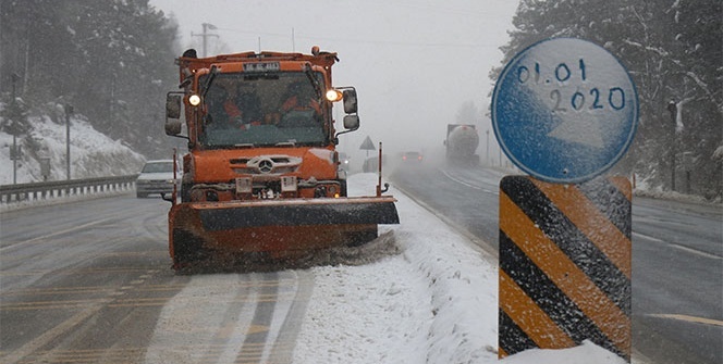 Kar kalınlığı 50 santimetreyi buldu! Sürücüler zor anlar yaşıyor