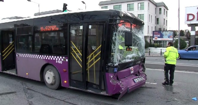 Zeytinburnu 10. Yıl Caddesi’nde durağa yanaşan otobüs, hızını ayarlayamayarak durakta bekleyen başka bir otobüse arkadan çarptı. Kazada ilk belirlemelere göre aralarında çocukların da olduğu 7 kişi yaralanırken olay yerine çok sayıda sağlık ve polis 