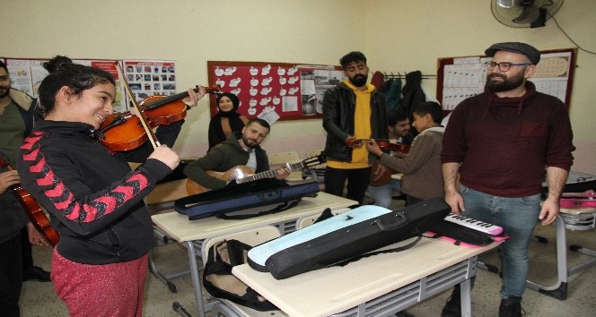 Çocuklar İçin Çal Derneği köy okuluna müzik sınıfı kazandırdı