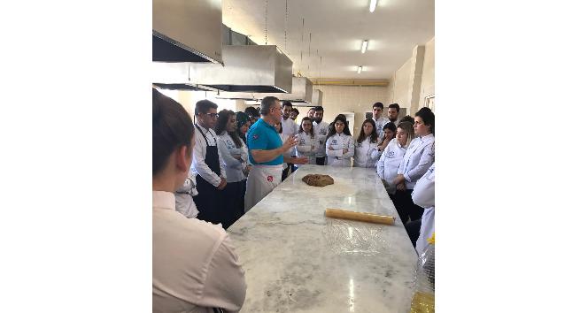 Davutlar MYO öğrencilerine çikolata eğitimi verildi