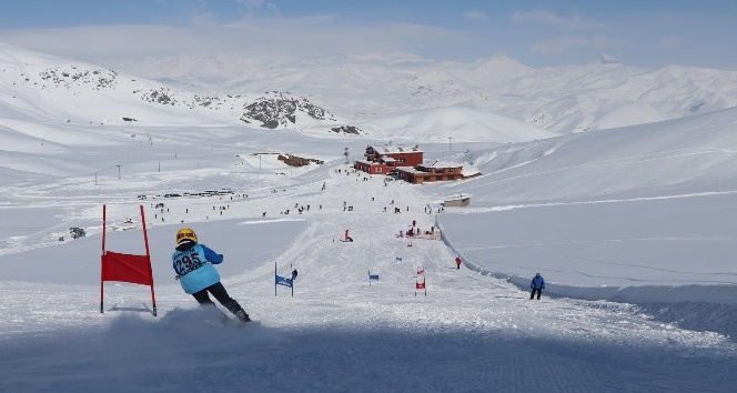 Hakkari’de ‘Kayak İl Birinciliği Yarışması’ düzenlendi