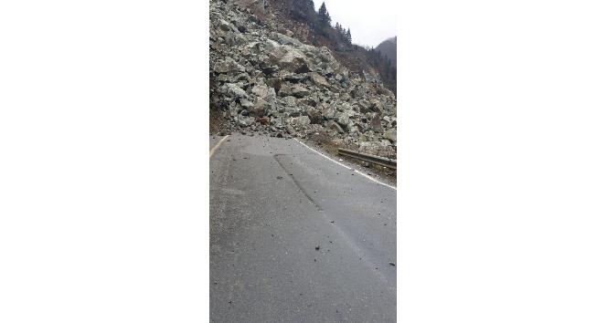 Heyelanın kapattığı yolu açma çalışmaları sürüyor