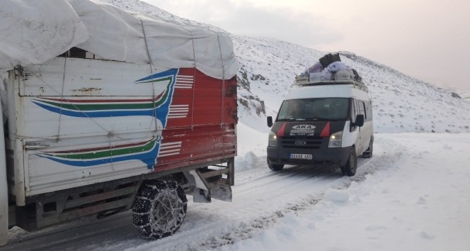 Siirt’te kardan kapanan yollar ulaşıma açıldı, mahsur kalan araçlar kurtarıldı