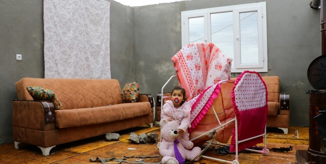 Hortumda evlerinin çatısı uçan aile bebekleriyle perişan oldu