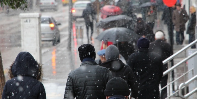 Elazığ'da kent merkezine mevsimin ilk karı yağdı