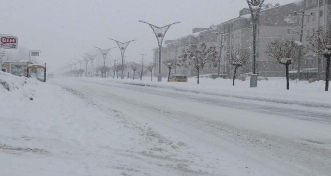 Bitlis’te kar yağışı etkisini artırıyor