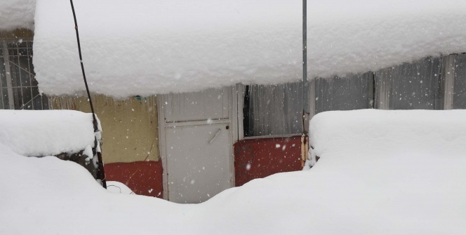 Kentte tek katlı evler kara gömüldü
