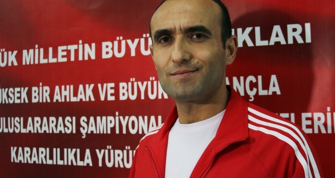 Antrenör Altınyurt: &#039;61 kilo sıkletinde yeni bir Naim Süleymanoğlu doğuyor&#039;