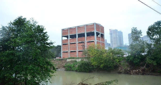 Sel sonrası yıkım kararı alınan o bina yıkılıyor