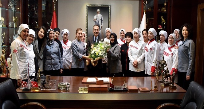 Ayten Usta’nın kadın çalışanlarından Başkan Ataç’a teşekkür