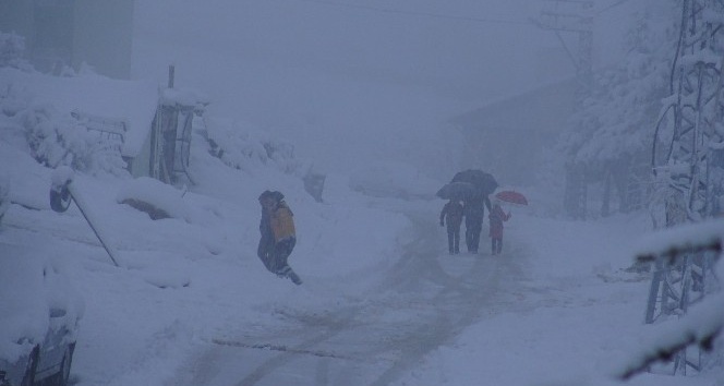Taşeli bölgesinde yoğun kar yağışı hayatı olumsuz etkiliyor