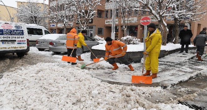 Muş Belediyesinden karla mücadele çalışması