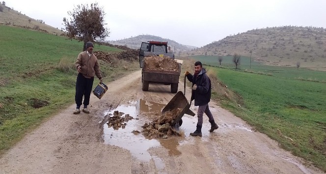 Yolda oluşan çukurları köylüler kapatıyor