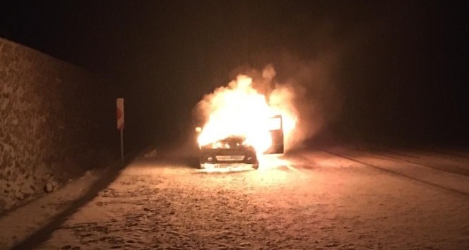 Bingöl’de otomobil alev alev yandı