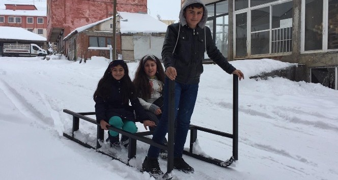 Karlıova’da çocuklar, karda kızakla eğlendi