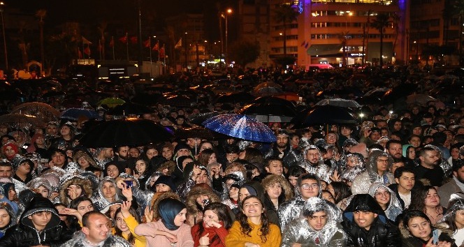 İskenderun’da yağmur altında Emre Aydın konseri