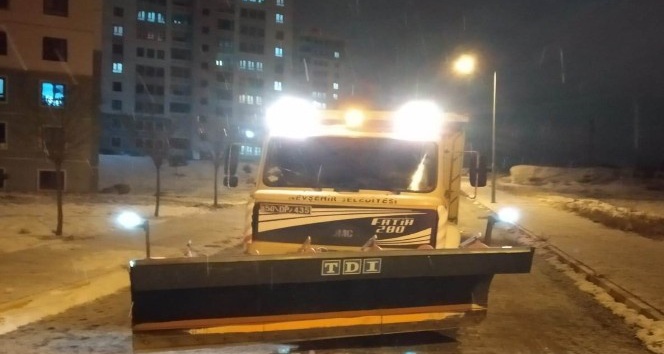 Nevşehir Belediyesi ekipleri tuzlama çalışmalarını aralıksız sürdürüyor