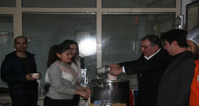 Başkan Bulut ile Rektör Karacoşkun öğrencilere çorba ikramında bulundu
