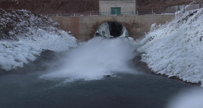 Yazıcı Barajı kışın manzarasıyla hayran bırakıyor